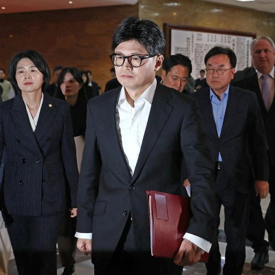 韩执政党党首：尹锡悦，退党！