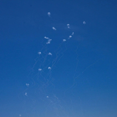 以方：大量火箭弹来袭，总理住宅附近燃起大火