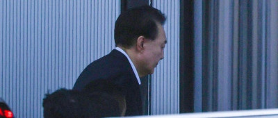 韩国首次拘捕现任总统，尹锡悦从多次对抗到就范