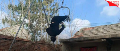 从高空坠落的杂技夫妻