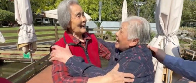 95岁老战士偶遇96岁老班长，这个拥抱太催泪！