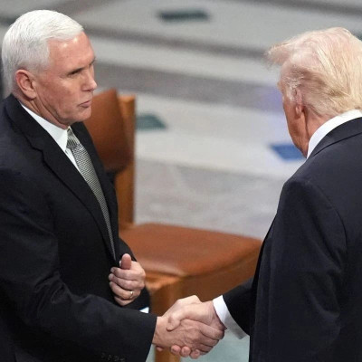 特朗普与彭斯握手