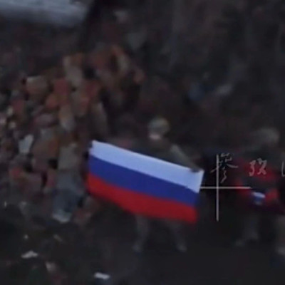 俄军升起国旗！俄防长：祝贺