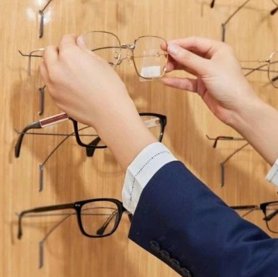 为什么我摘下眼镜，就听不清别人说话了？