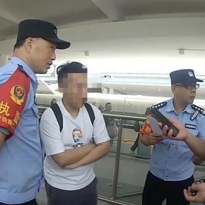 “易学大师”在高铁发传单被罚，竟是名校计算机研究生