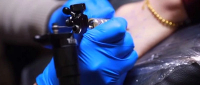 被短视频吸引，14岁的她文了花臂后悔了