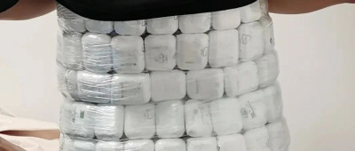 男子神色紧张，掀起衣服……100块“腹肌”？