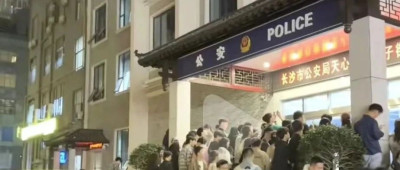 派出所凌晨3点还有游客排队打卡，“有时候警察都很想报警”🤣