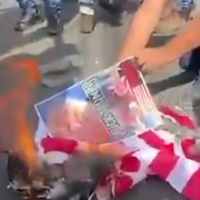 巴拿马街头，美国国旗被焚烧！