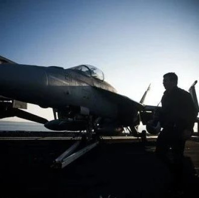 突发！美航母遇袭