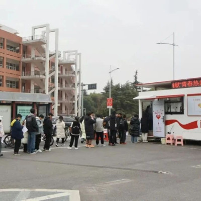 SOS！一通电话后，他们在献血车前排队撸起袖子……