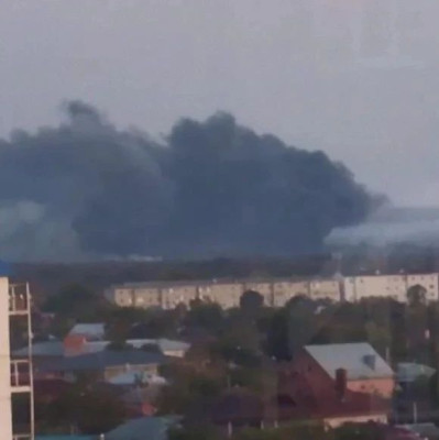 突发！俄空军基地遇袭，引发大火