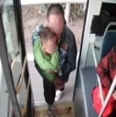 “宁可抓错，不可放过！”男子抱光腿娃坐公交，司机立刻报警