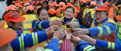 太暖了！他连续20年为环卫工人举办冬至“坝坝宴”