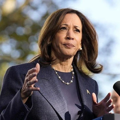 哈里斯：“我代表新一代领导层”