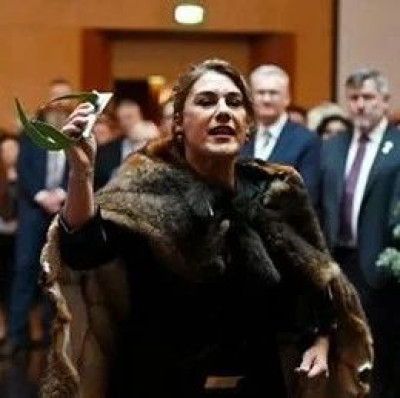 她当场怒斥查尔斯：You are not my king！