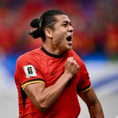 国足终于赢了！张玉宁回应进球落泪